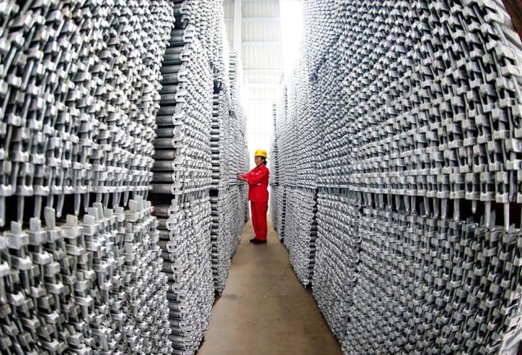 开发区"北京建材产业园"内一家新型建材制造企业的工人在检验产品质量